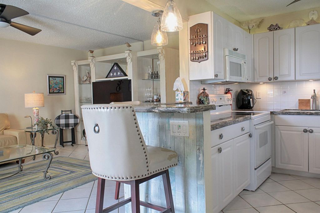 Photo of 850 E Horizons 204 E #204, Boynton Beach, FL 33435 (MLS # R11107133)
