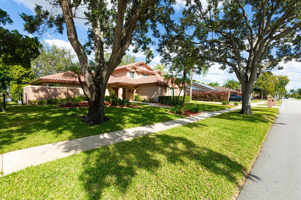 Photo of 19921 NW 4th Street, Pembroke Pines, FL 33029 (MLS # B26020115)