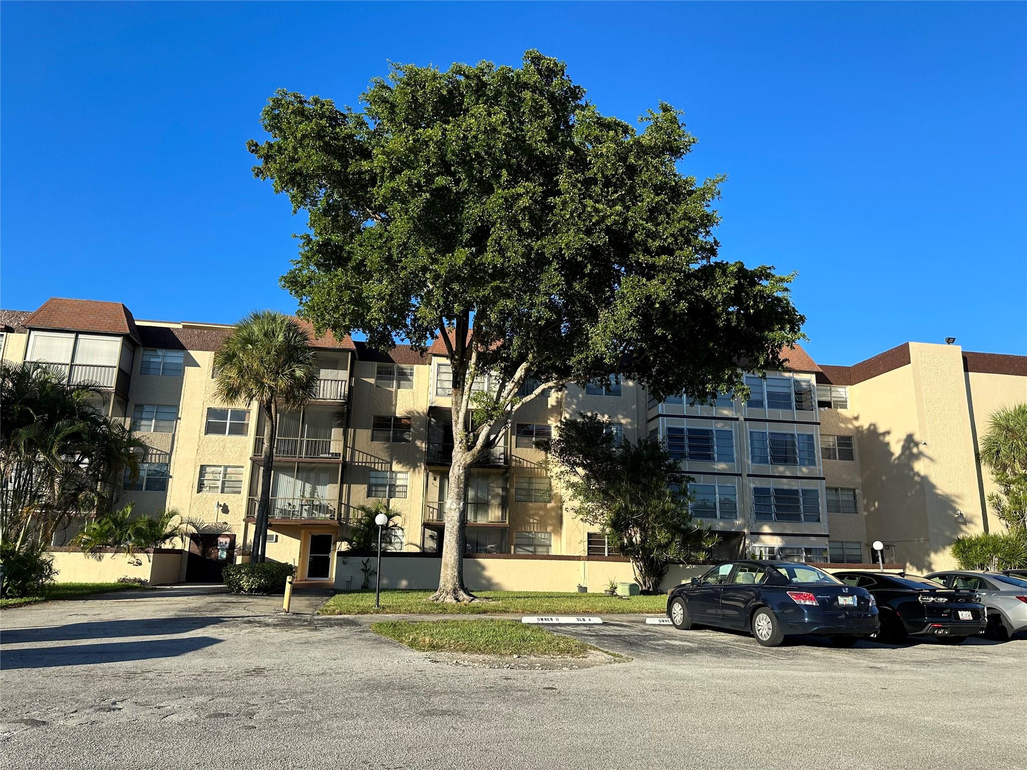 JUST RENOVATED APT FOR RENT IN PRIME PLANTATION LOCATION-ALL AGES. 1 BEDROOM + 1.5 BATH + QUEEN WALL BED FOR 2 GUESTS! PARTIALLY FURNISHED. TOP OF THE LINE WHITE CALACUTTA QUARTZ COUNTERTOPS, CASCADE KITCHEN ISLAND W/MATCHING BACK SPLASH, NEW WHITE CABINETS. NEW APPLIANCES. FEATURES INCLUDE: A SCREENED PATIO WITH 2ND REFRIGERATOR & 2ND. KITCHEN ISLAND FOR ENTERTAINMENT. THE HUGE OUTDOOR OPEN PATIO COMES WITH CENTER TABLE, 6 CHAIRS, 10 FT. POOL UMBRELLA & A LOUNGE CHAIR TO RELAX & ENJOY THE VIEW. COLORFULL CROTONS PLANTS ADD BEAUTY & GIVE A SENCE OF "CITY VILLA LIVING". APROX. 1,300 S.F. INCLUDING OUTDOOR LIVING PATIO AREA. FRESHLY PAINTED. NEW WINDOW TREATMENTS ADDED FOR PRIVACY-YOU WON'T FIND ANOTHER APT THIS BIG FOR THIS PRICE! POOL, HOT TUB, SAUNA, REC. ROOMS, GYM, TENNIS & RACKET