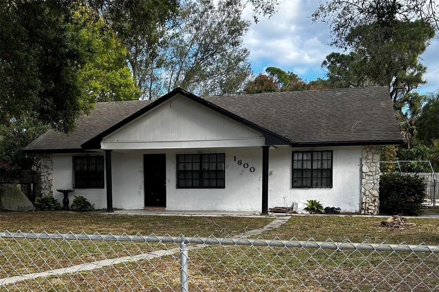 Seller motivated. Great starter home or investment property. All offers will be reviewed the same day!