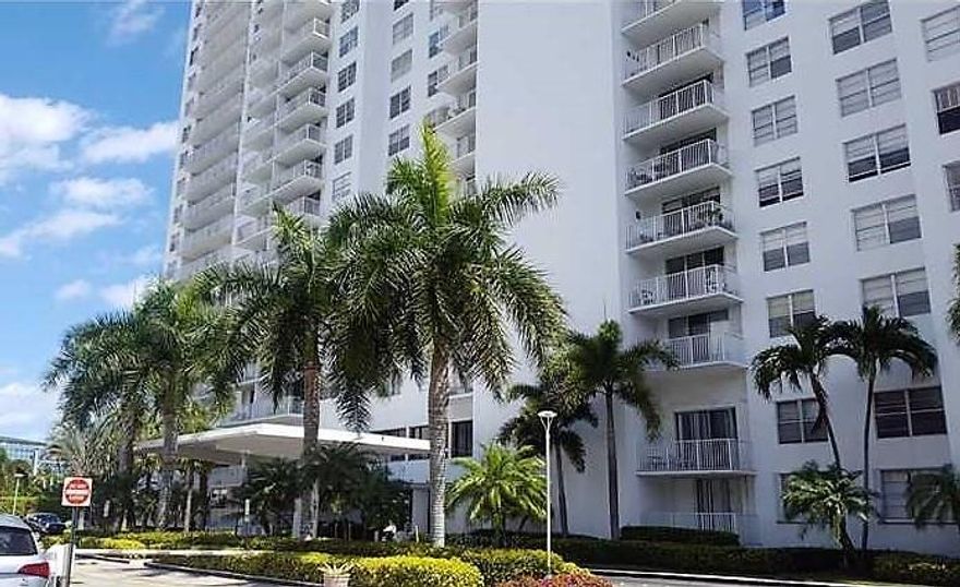 Spectacular location, one-bedroom apartment with one and a half bathrooms, covered parking, security, and best of all, a spectacular view that takes your breath away from the 15th floor.
Many amenities and an excellent location.