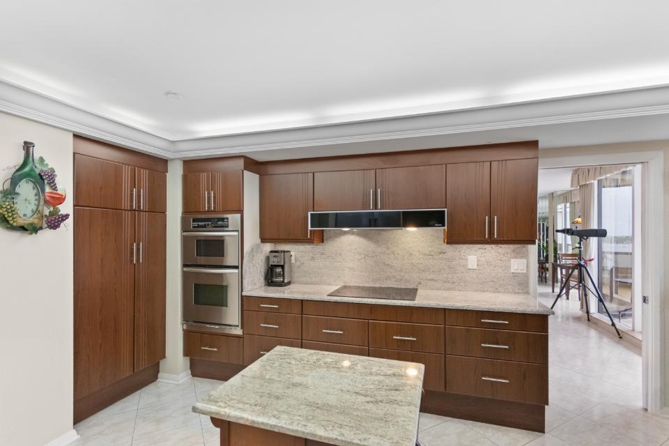 OLD PORT COVE LAKE POINT TOWER CONDO - Residential