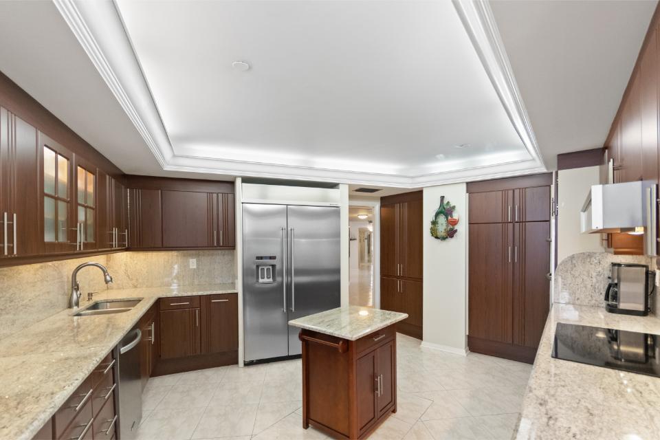 OLD PORT COVE LAKE POINT TOWER CONDO - Residential