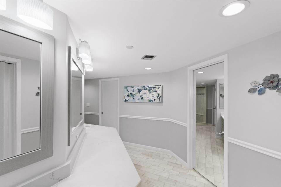 OLD PORT COVE LAKE POINT TOWER CONDO - Residential