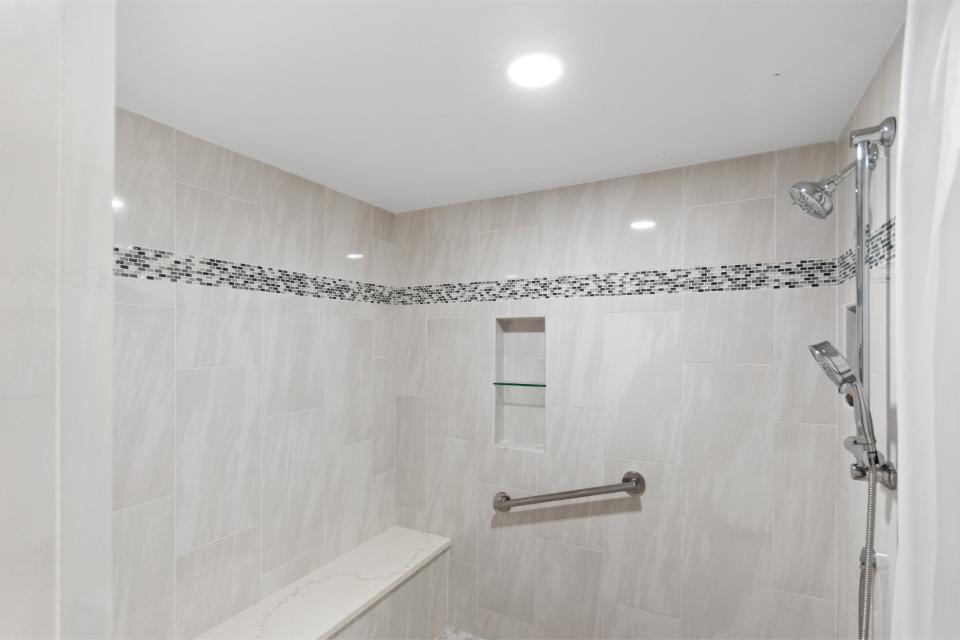 OLD PORT COVE LAKE POINT TOWER CONDO - Residential