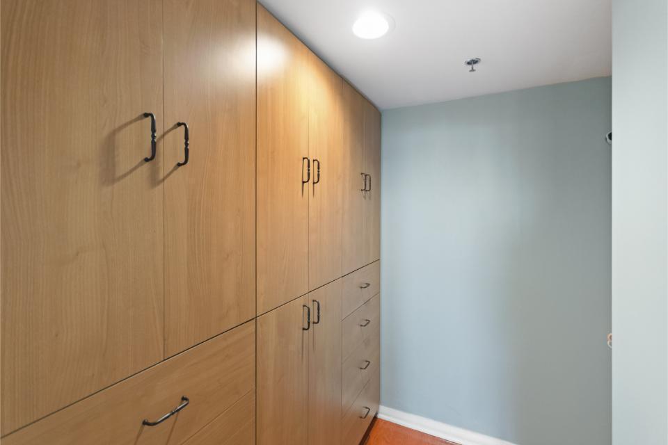 OLD PORT COVE LAKE POINT TOWER CONDO - Residential