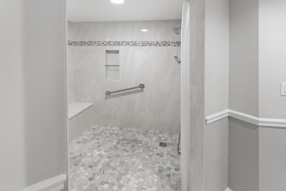 OLD PORT COVE LAKE POINT TOWER CONDO - Residential