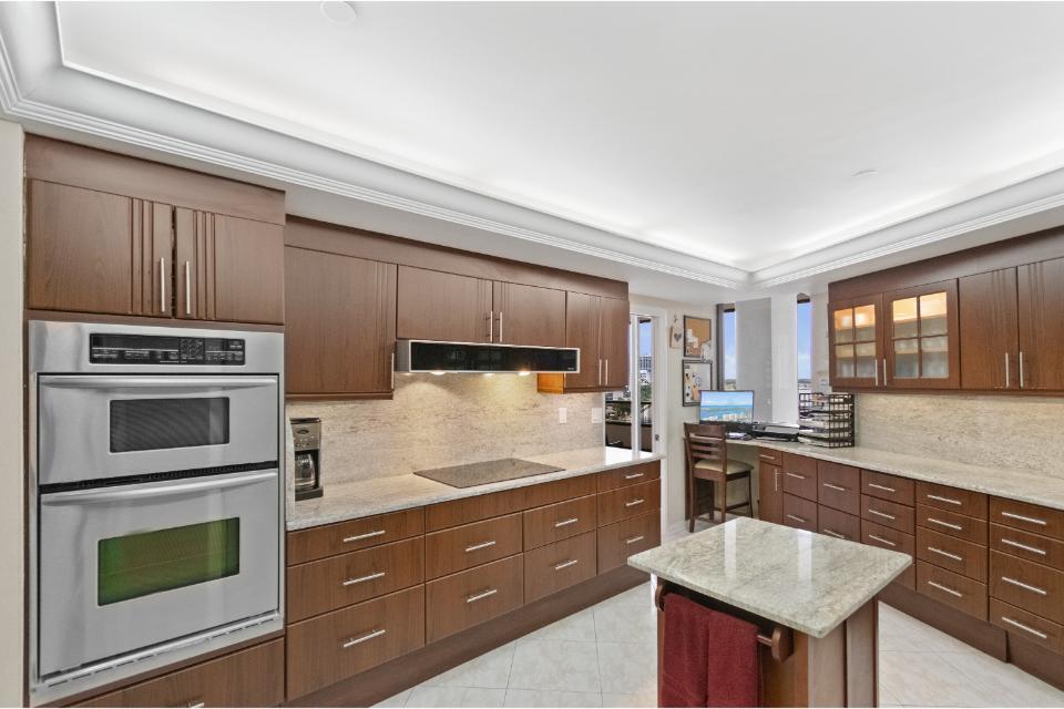 OLD PORT COVE LAKE POINT TOWER CONDO - Residential