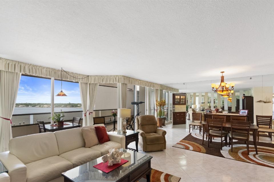 100 Lakeshore Drive 754