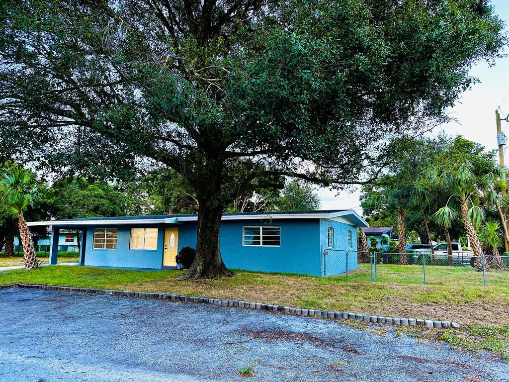 Photo of 2712 S 15th Street, Fort Pierce, FL 34982 (MLS # R10919705)