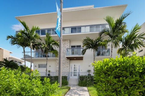 Tiny photo for 350 Desoto Street, Hollywood, FL 33019 (MLS # B26090862)