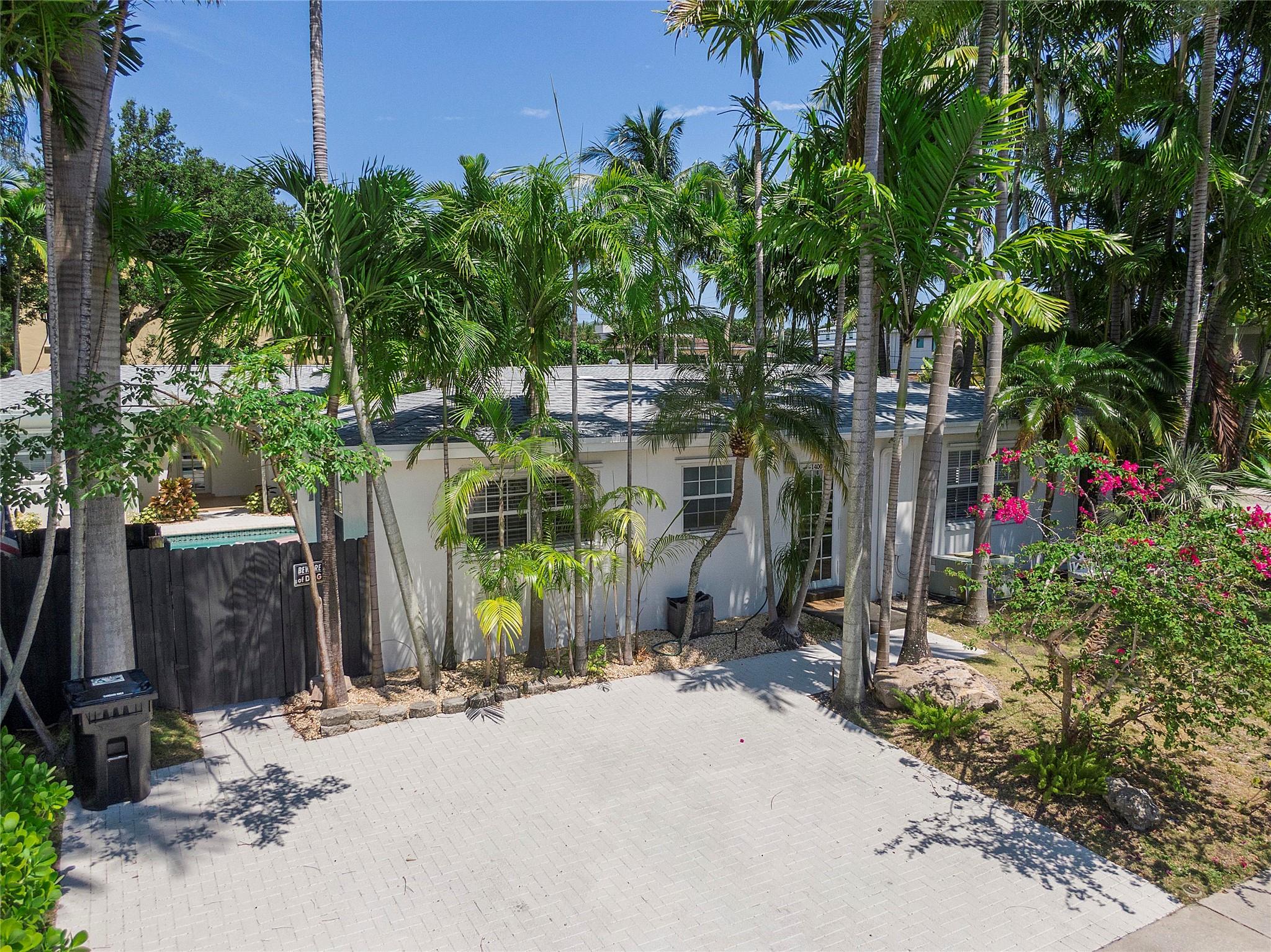 Beautifully Updated 1 bedroom Corner unit. New Laminate Floors, Updated kitchen and Bathrooms! Private Patio! Washer and dryer in the Unit. Freshly Painted! Shared common Pool area with sitting areas and entertainment space. Private setting in a great Location of Victoria Park. Skyline Views! Walking Distance to Las Olas and downtown, minutes to the beach! Private Parking at your door. This is a great Unit you will not be disappointed!
