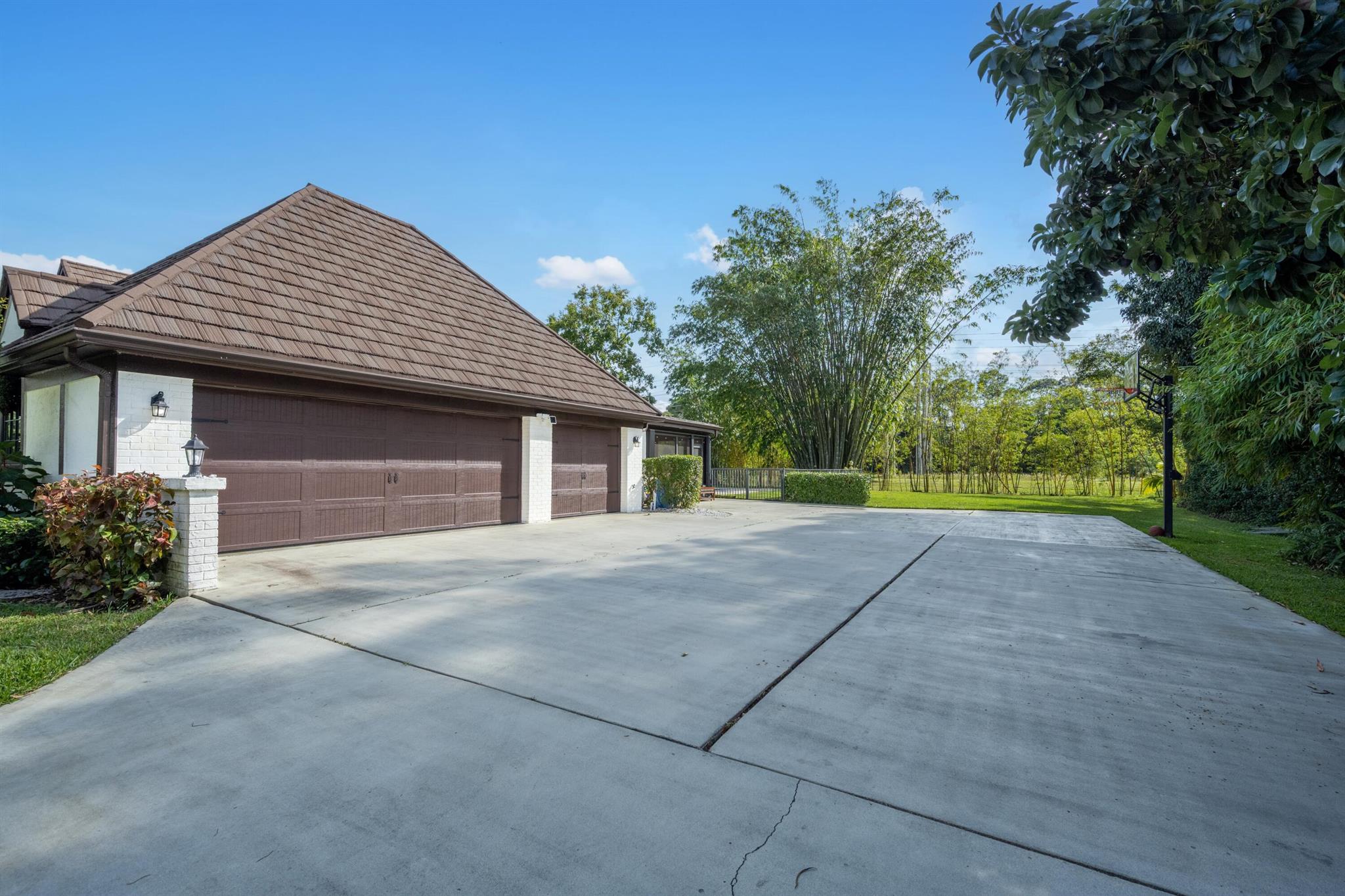 PINEWOOD EAST OF WELLINGT - Residential Lease