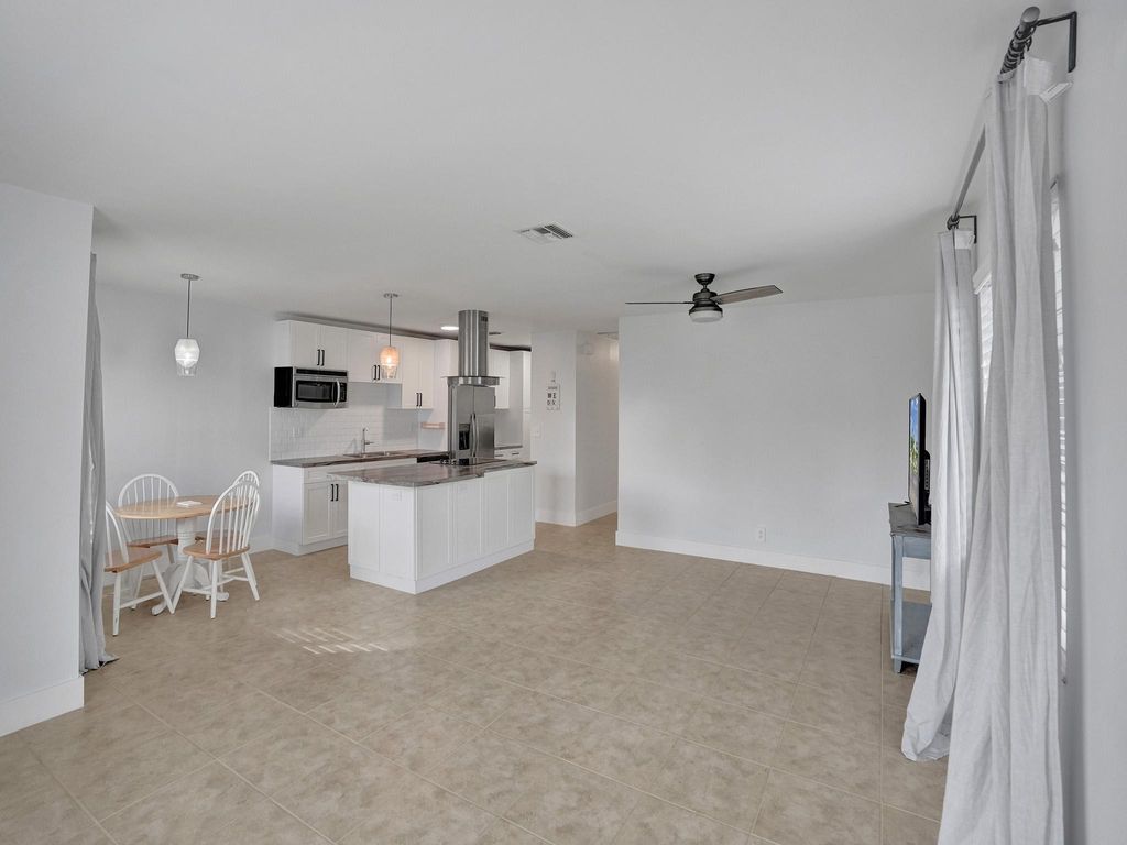 Photo of 829 SW 14th St, Fort Lauderdale, FL 33315 (MLS # F10513306)