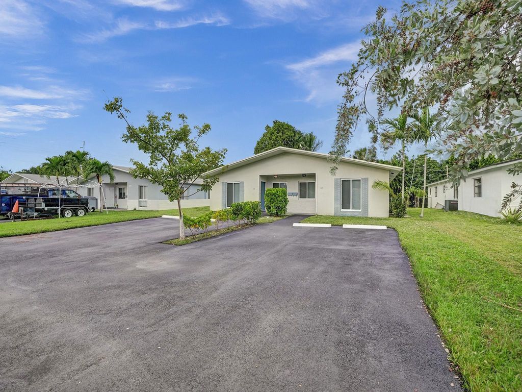 Photo of 829 SW 14th St, Fort Lauderdale, FL 33315 (MLS # F10513306)