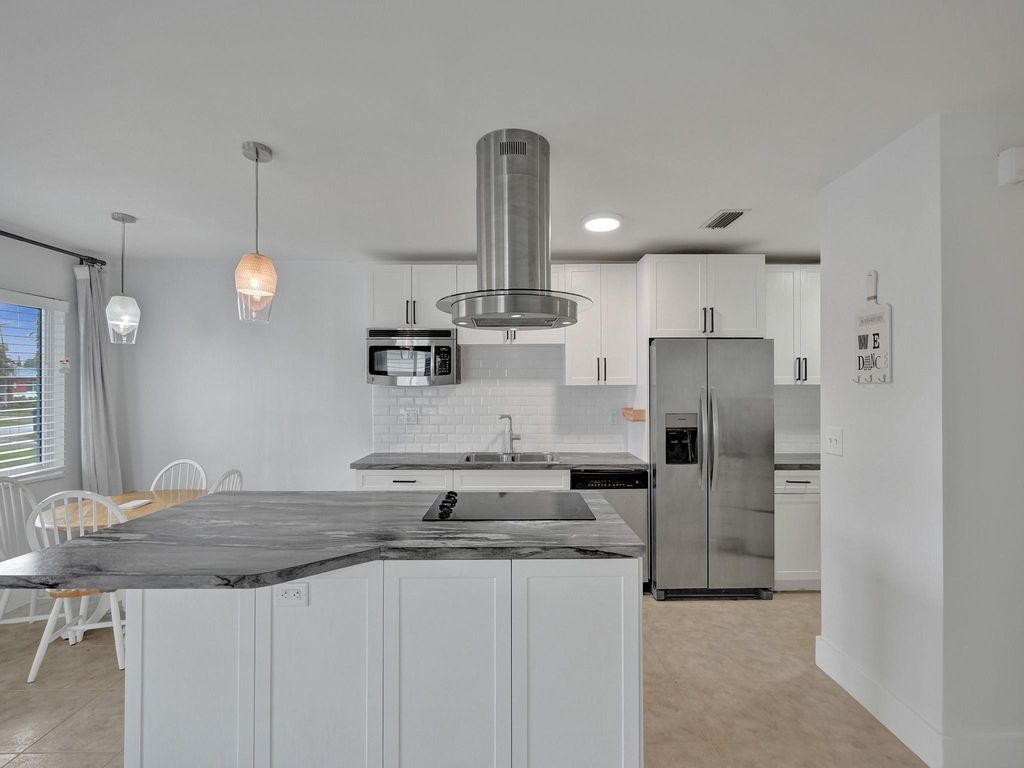 Photo of 829 SW 14th St, Fort Lauderdale, FL 33315 (MLS # F10513306)