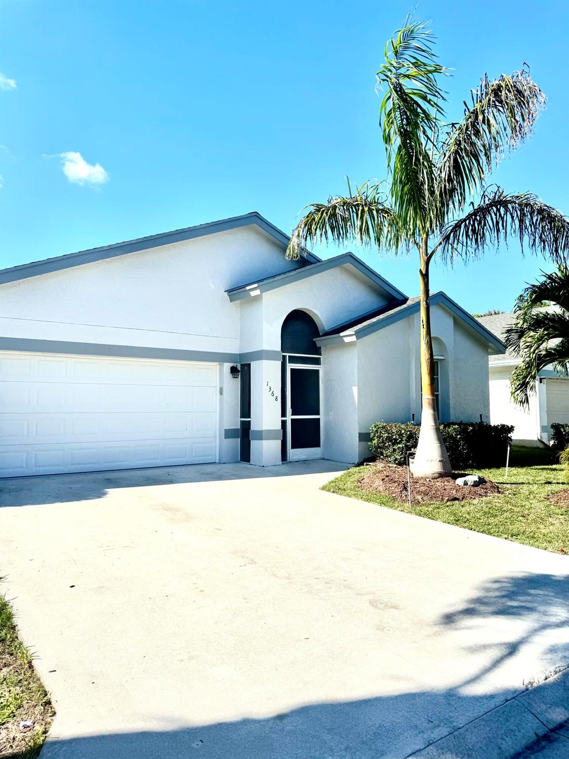 Beautiful home 3/2/2 with a canal view on an excellent neighborhood in Wellington, large master bedroom with walk in closet. Easy approvals. Close to all shopping, mall and much more.