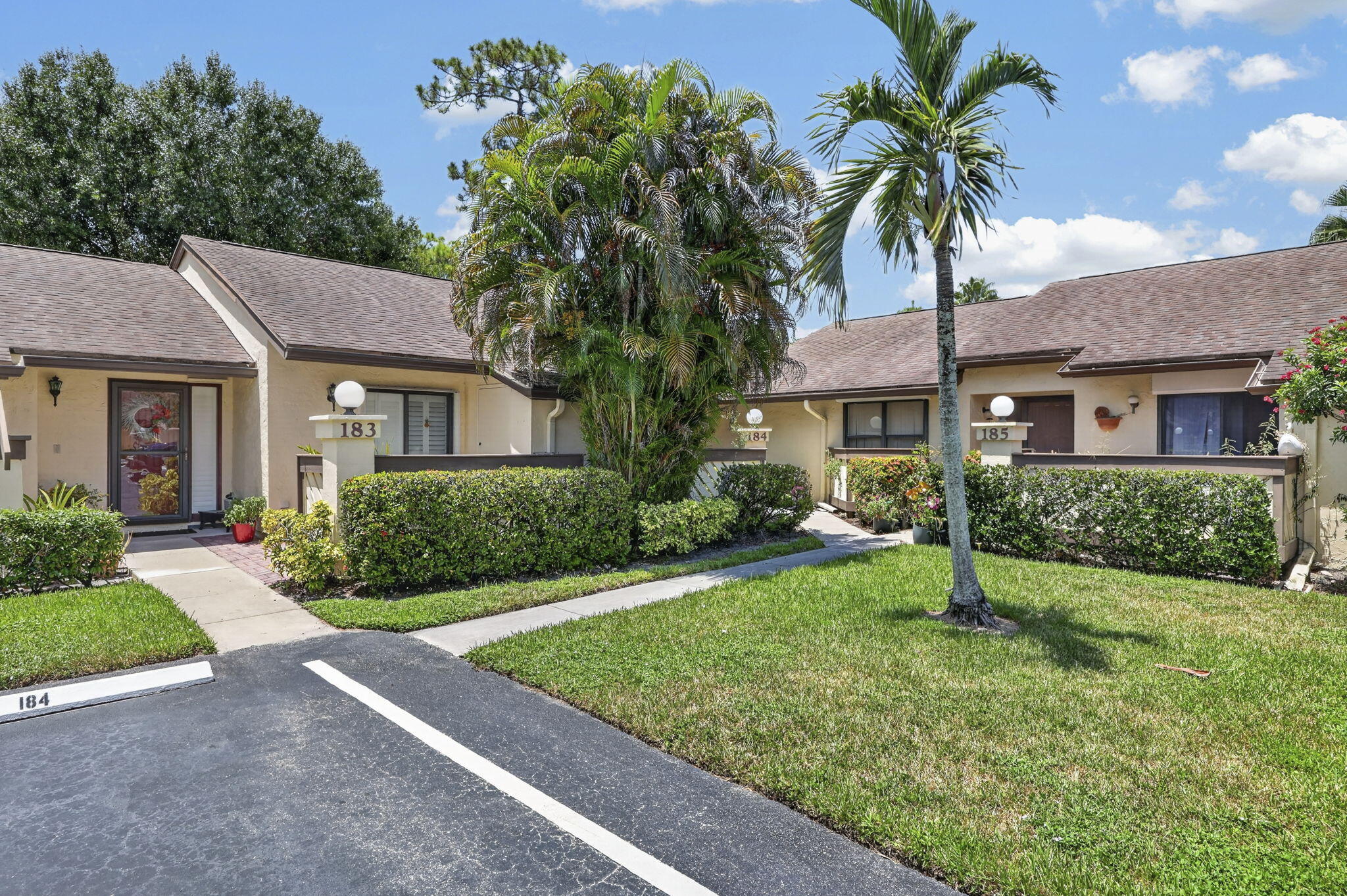 184 MASTIC TREE Court