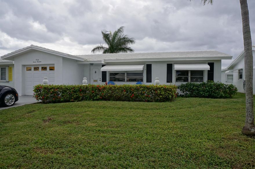 Edgewood Model 2/2/1 with full Florida room. Front patio, two car driveway, Property has an active roof leak. Handy man special. (Please wear masks when viewing this property.)