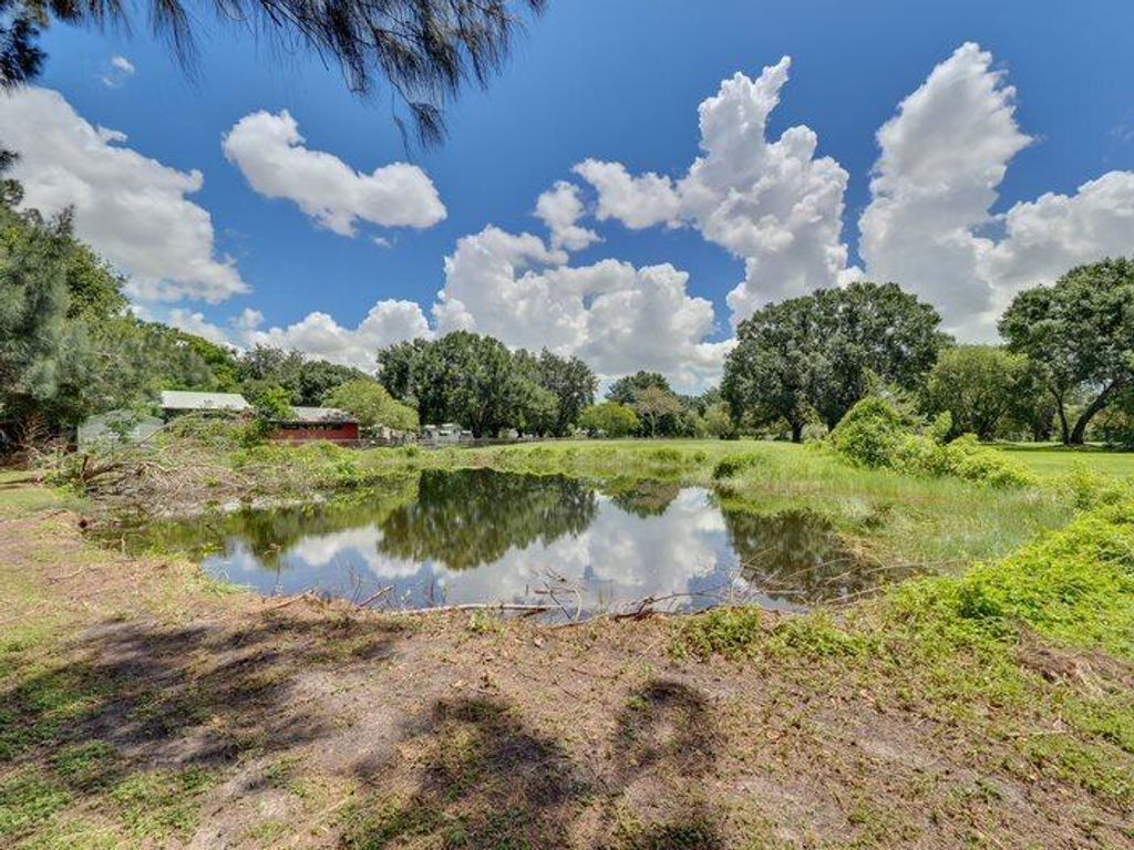 Photo of 501 Emerald Avenue Ave, Fort Pierce, FL 34945 (MLS # R10826813)