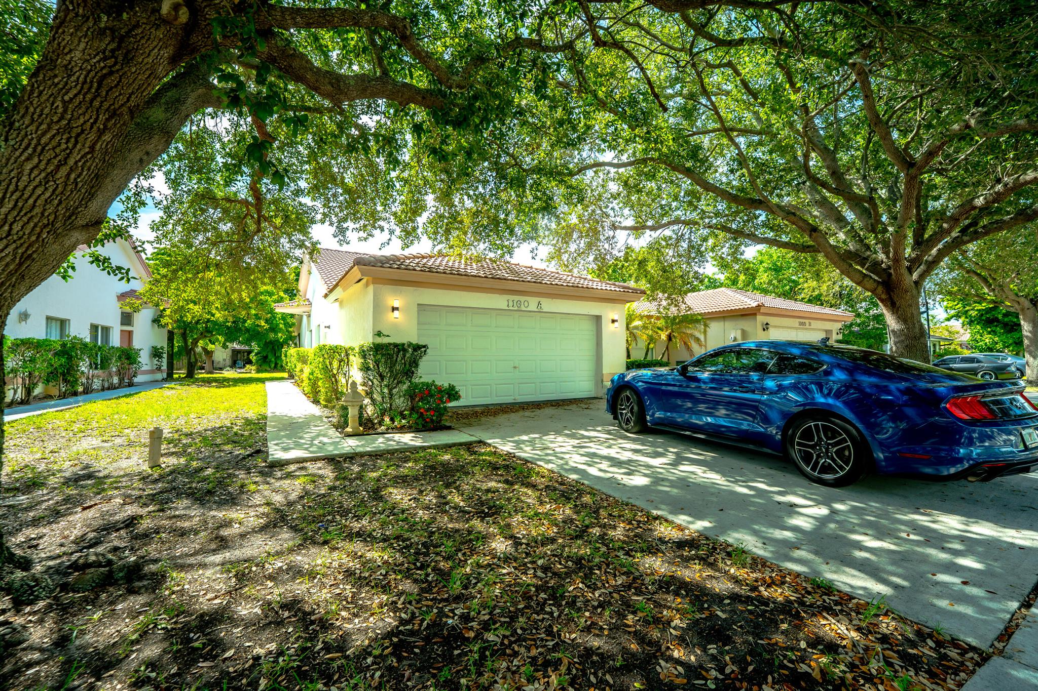 EZ, FAST RENTAL, NO HOA & PET FRIENDLY!! Spacious & Stylish 3/2 Villa in Prime Location!This beautifully maintained villa offers a bright, open floor plan perfect for entertaining and everyday living. Enjoy rich wood flooring in the family and dining areas, a split-bedroom layout for added privacy, and the convenience of an indoor laundry room. The kitchen features sleek, newer stainless steel appliances ready for your next culinary adventure.Complete with a 2 car garage and nestled in a fantastic location, this home is waiting for you! Don't miss this gem! CALL NOW!!