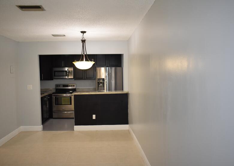 Fully updated 2bed 1bath in the heart of coral springs. Washer and Dryer in the unit, available right away. Conveniently located near the parks, restaurants, grocery stores and public transportation.