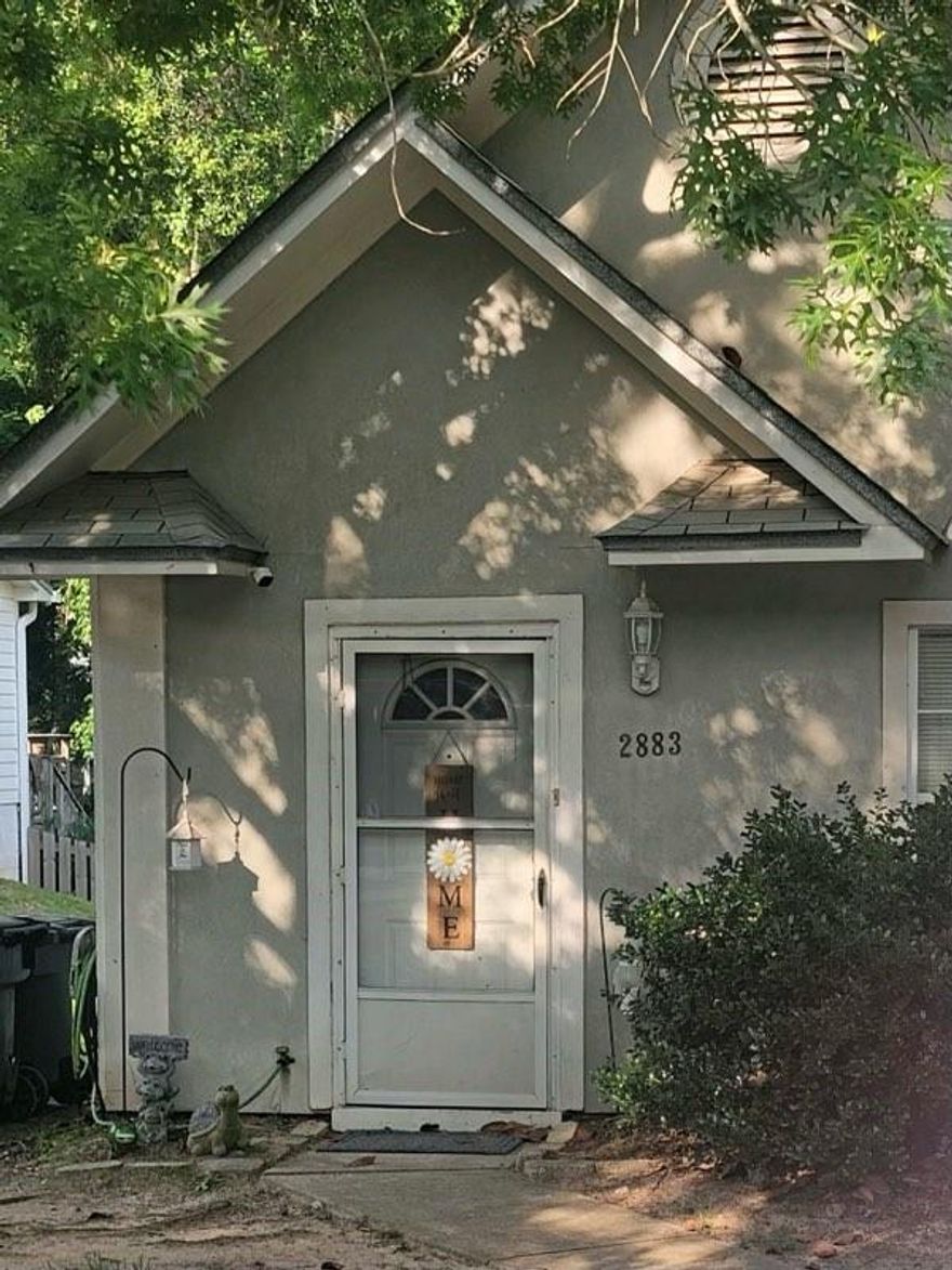 LOCATION...LOCATION...LOCATION, This great townhome is off of Thomasville Circle. Within 2 miles of Publix, Trader Joes, Fresh Market and More! Close to I10 for easy travels to Work.This great 2/2 home is ready for you to move in.