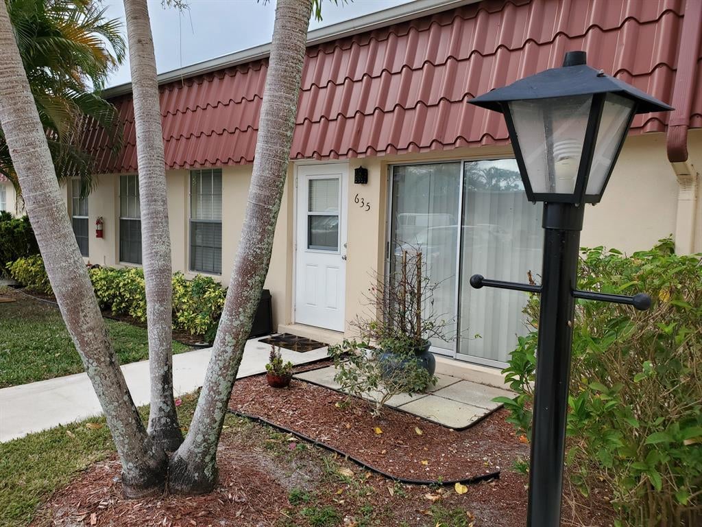 Photo of 635 Marlboro Oval, Lake Worth, FL 33467 (MLS # R10692343)