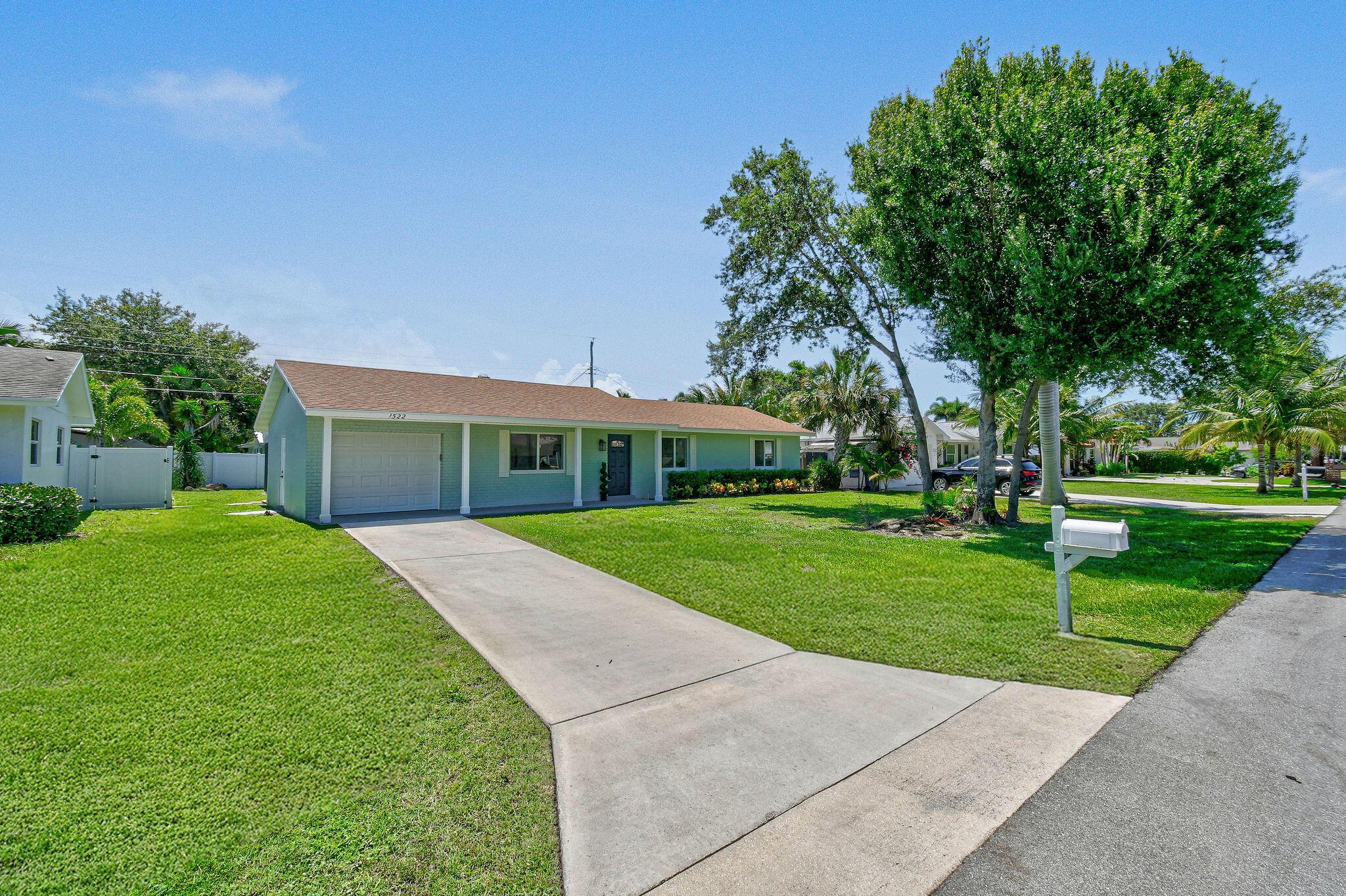 1522 Lance Road, Jupiter, FL, 33469/$699,000 2 1522 Lance Road