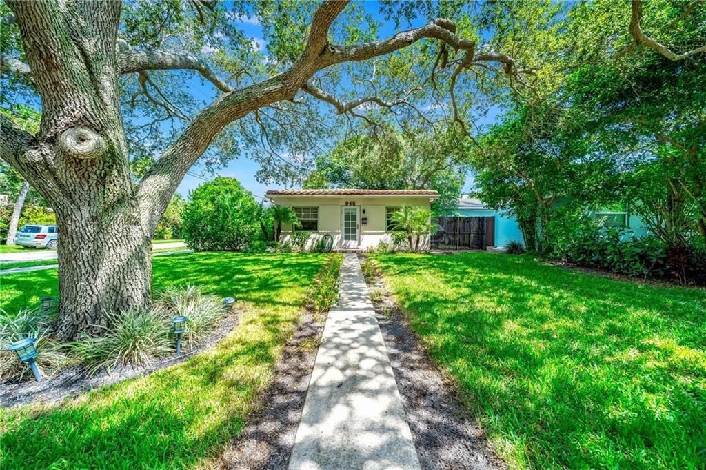 Photo of 945 SW 19th St, Fort Lauderdale, FL 33315 (MLS # F10534916)