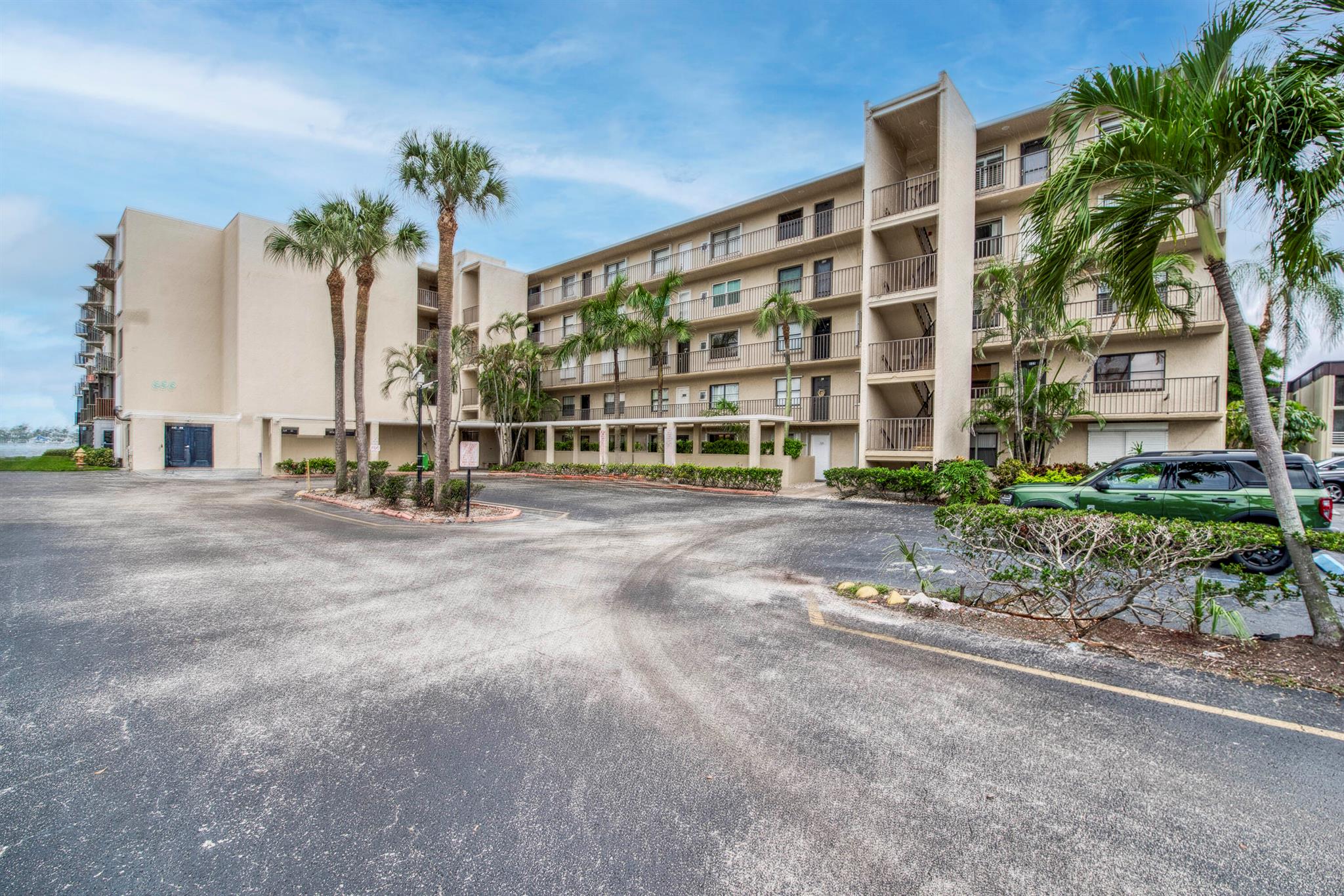 Beautifully renovated 2-bedroom, 2-bath condo on the Intracoastal featuring an updated kitchen and bathrooms. Laundry is conveniently located inside the unit. Available for 3 to 6-month rentals. Please note a 13% Tourist Development Tax applies to leases under 6 months. All utilities are included for a hassle-free living experience. Don't miss this opportunity to enjoy waterfront living with modern upgrades. 3 months is $3500/month and 6 months is $3200/month.