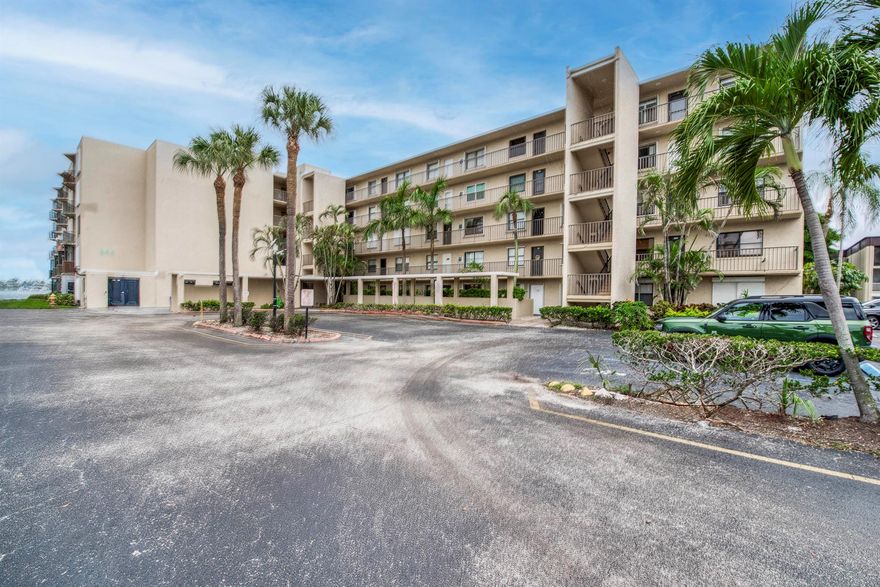 Beautifully renovated 2-bedroom, 2-bath condo on the Intracoastal featuring an updated kitchen and bathrooms. Laundry is conveniently located inside the unit. Available for 3 to 6-month rentals. Please note a 13% Tourist Development Tax applies to leases under 6 months. All utilities are included for a hassle-free living experience. Don't miss this opportunity to enjoy waterfront living with modern upgrades. 3 months is $3500/month and 6 months is $3200/month.