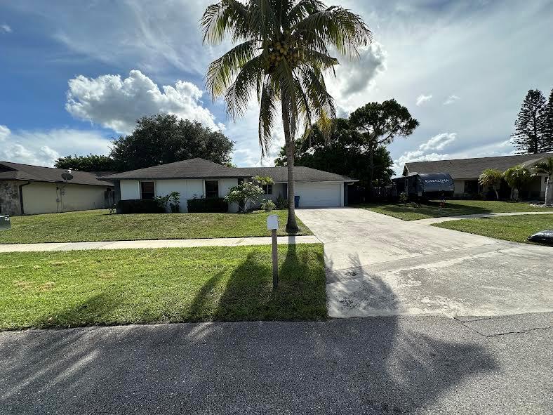Excellent location in La Mancha! Ready to move, this house has a great size, 3/2/2 with 2 extra leaving area.Very convenient location close to everything.