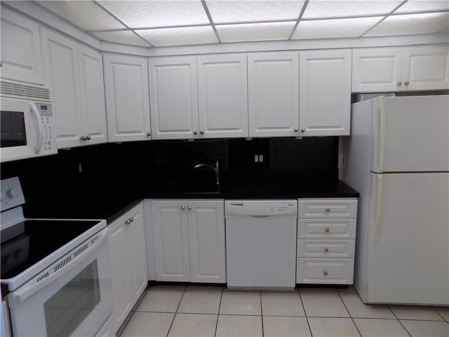 Great 2 bedrooms and 2 bathrooms King model apartment. Updated kithchen, carpe throughout, oversized balcony overlooikng the golf course. Very right and spacioius unit. Pool is right next to the uiling, BBQ area, near shops, restaurants and main highways.