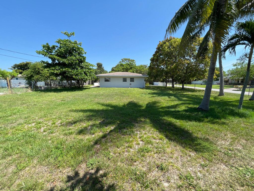 Photo of 3895 Beverly Drive, Palm Springs, FL 33461 (MLS # R11016025)