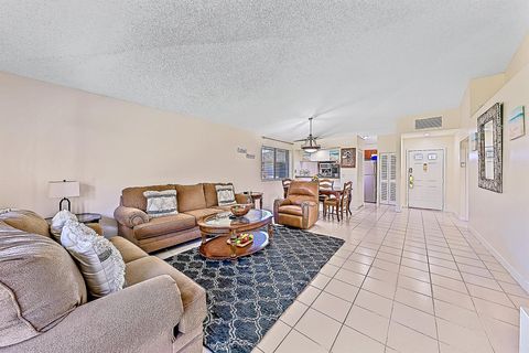 Townhouse in Palm Beach Gardens FL 114 Club Drive Dr 7.jpg