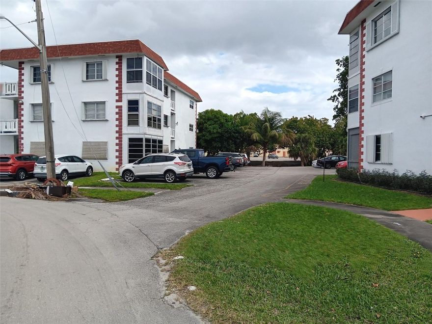 A BEAUTIFULL 2 BEDROOMS & 2 BATHROOMS CONDO WITH ALL USED FUNITURES .THE SELLERS DO NOT WANT TAKE ANYTHING,THEY RECENTLY  PURCHASED A NEW FURNISHED HOME. BROKERS PLEASE BRING ONLY QUALIFIED BUYERS TO THIS UNIT AND IT WILL BE SOLD AS IS.