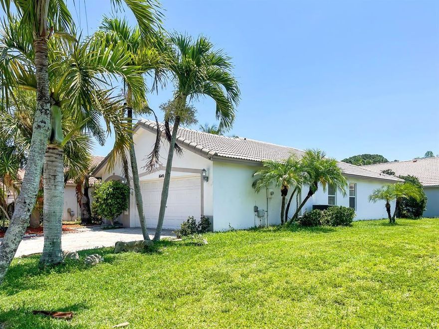 Great move 3 bedrooms 2 bathroom Single Family Home, located in the desirable gated community of
Wellingtons Edge. This home features 2 car garage, kitchen has granite counters & backsplash, white cabinets
and overlooks family room, washer/dryer, plantation window shutters, vaulted ceilings in the living/dining and
kitchen. Community amenities include exercise room, swimming pool, tennis and basketball courts, and walk/jog
paths. Great location, just minutes from Wellington Green Mall, top rated golf courses, and premier equestrian events.