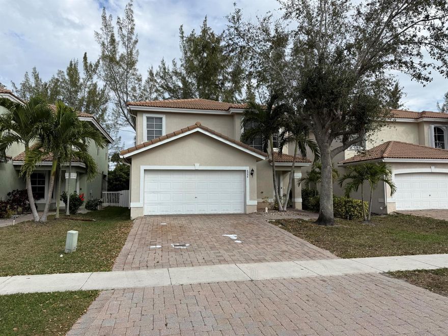Spacious 3 bedroom/ 2.5 bath family home in the heart of greater WPB. Close to everything!Open kitchen, tile flooring, 2 car garage.