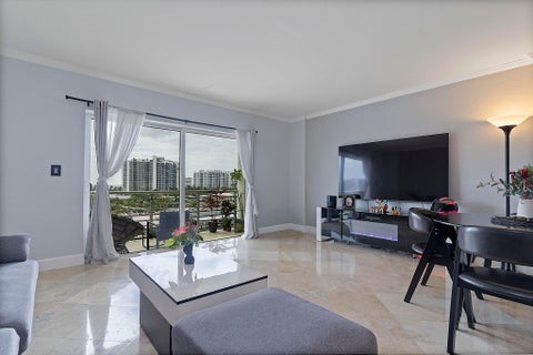 Tiny photo for 2900 NE 30th Street #Apt 8j, Fort Lauderdale, FL 33306 (MLS # B26036675)