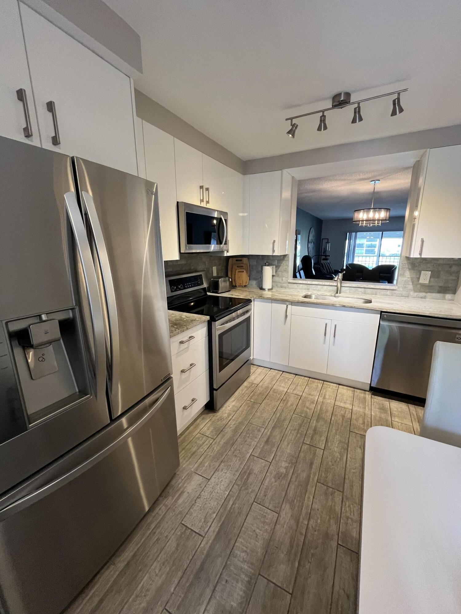 HUNTINGTON LAKES SEC FOUR CONDOS - Residential