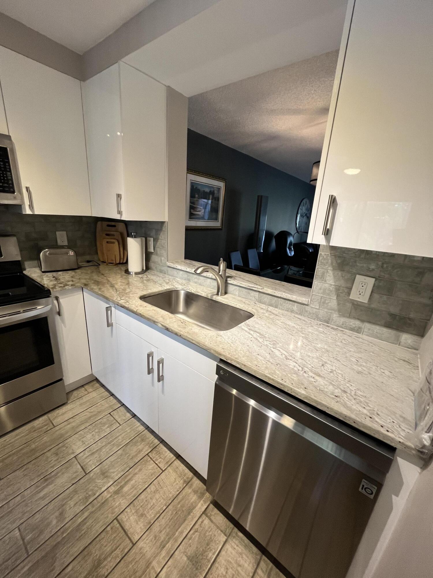 HUNTINGTON LAKES SEC FOUR CONDOS - Residential