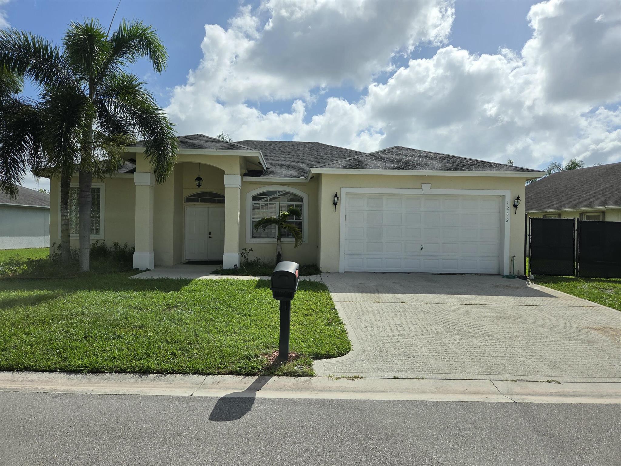 Move -in ready with 3/2/2 on the lake, Tile thru out in living area and Laminate wood on all bedrooms. Minutes to Wellington Mall, many shopping around