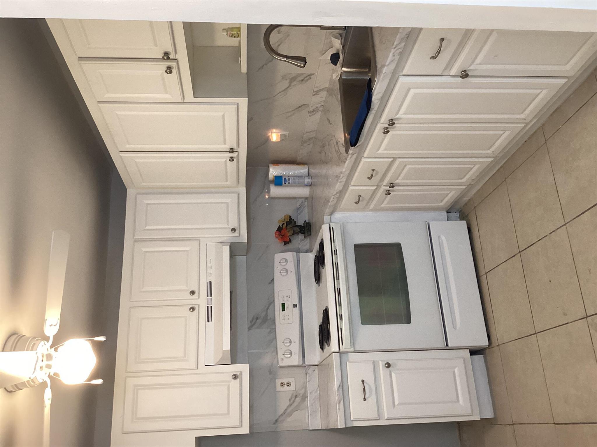 Kings Point Country ClubFirst floor condo located in beautiful Delray Beach Florida, just a few miles from the beach, Indoor and outdoor pools, tennis, fitness center, tons of activities and theatre. Unit has extra storage in unit.