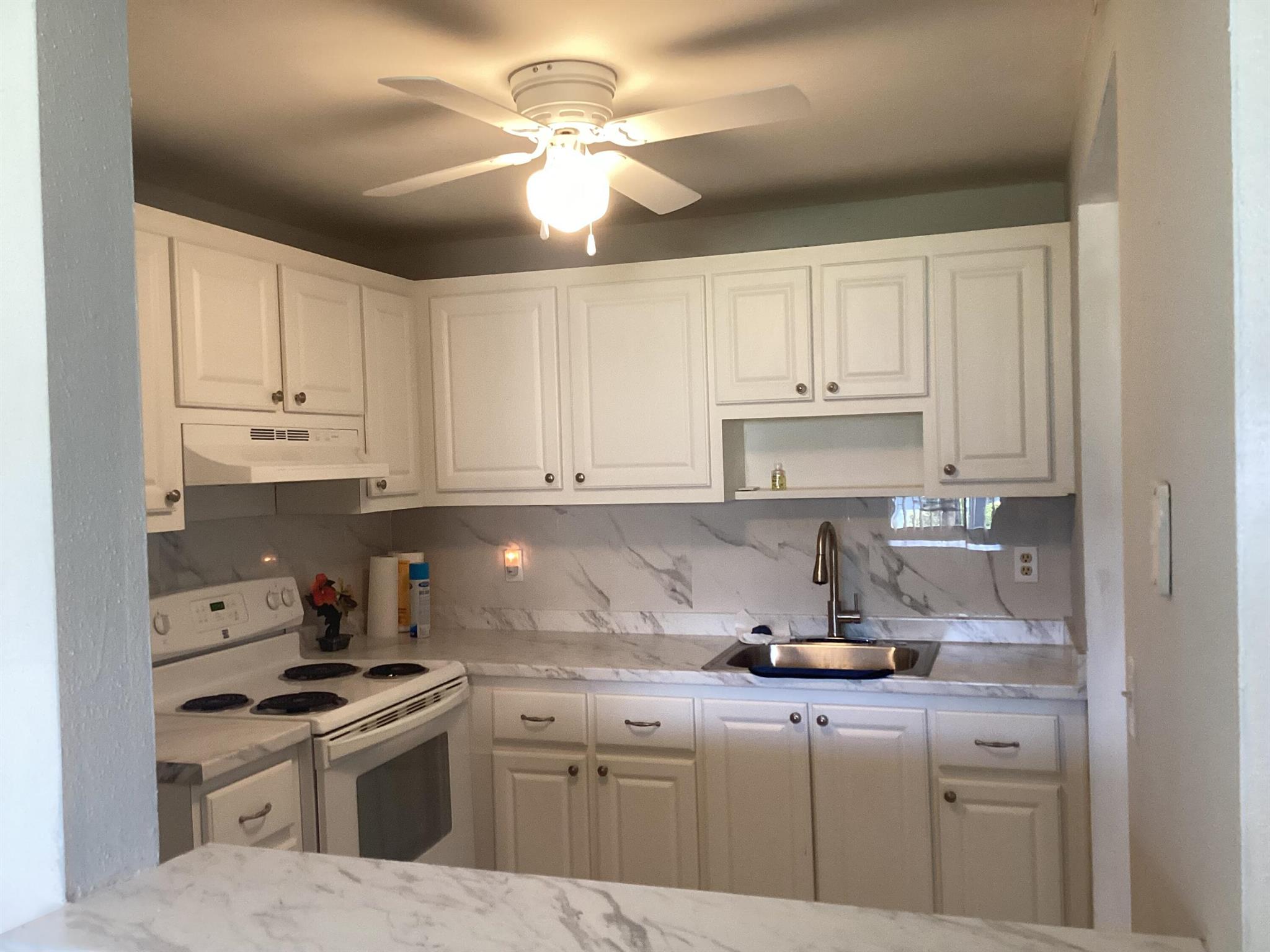 Kings Point Country ClubGround floor Bus service. And more. First floor condo located in beautiful Delray Beach Florida, just a few miles from the beach, Indoor and outdoor pools, tennis, fitness center, tons of activities and theatre. Extra storage in unit.
