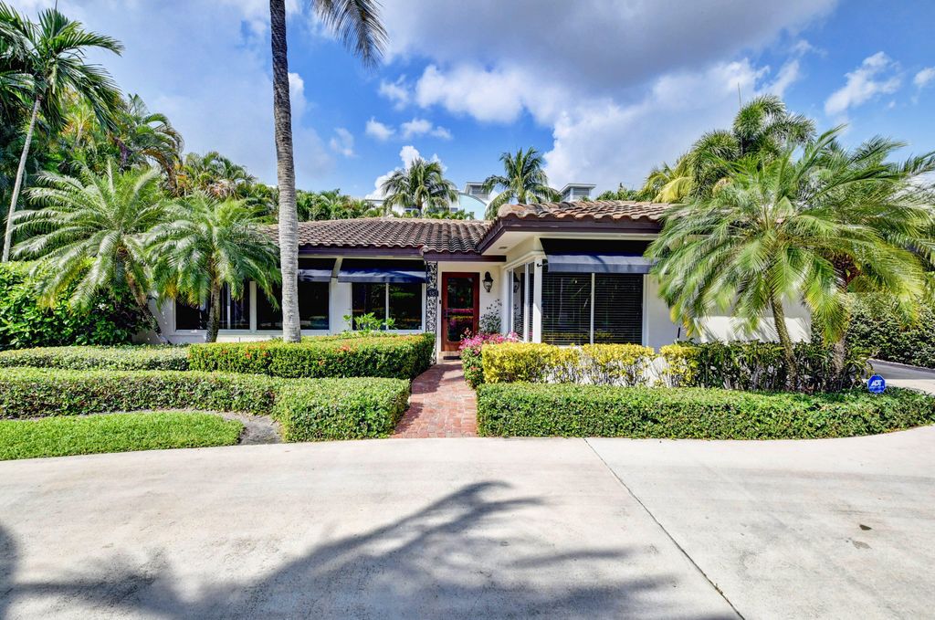 Photo of 330 SE 7th Avenue SE, Delray Beach, FL 33483 (MLS # R11033032)