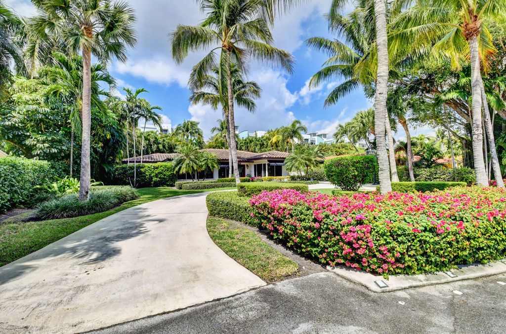 Photo of 330 SE 7th Avenue SE, Delray Beach, FL 33483 (MLS # R11033032)