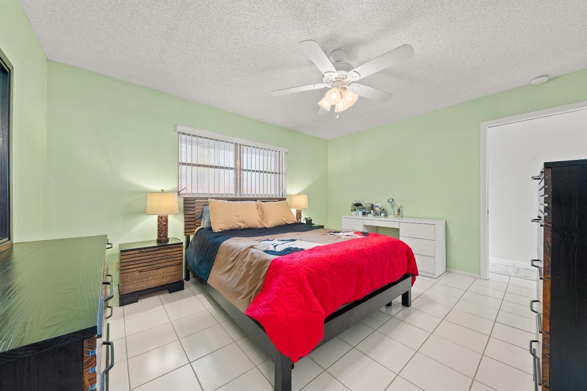 CRESTHAVEN TOWNHOMES SEC 4 CONDO - Residential