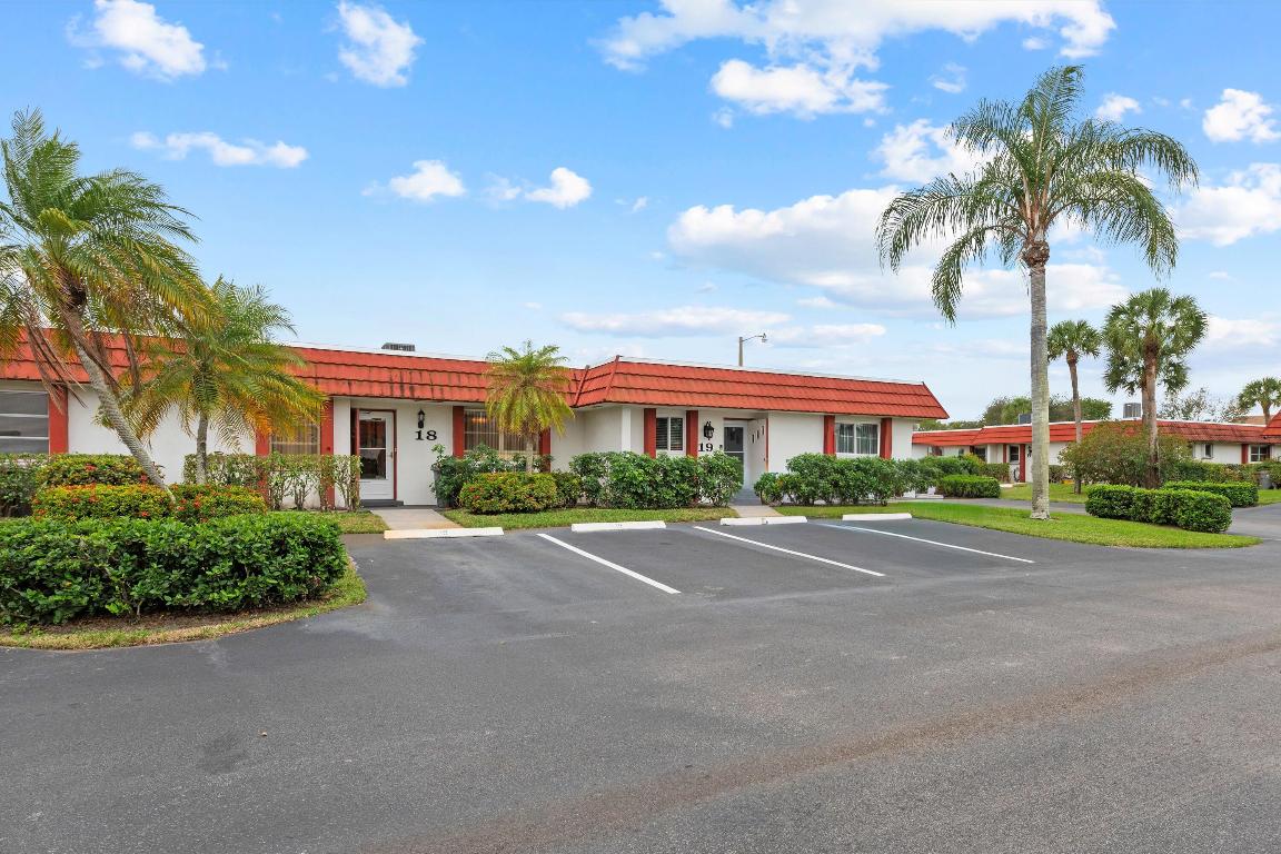 CRESTHAVEN TOWNHOMES SEC 4 CONDO - Residential