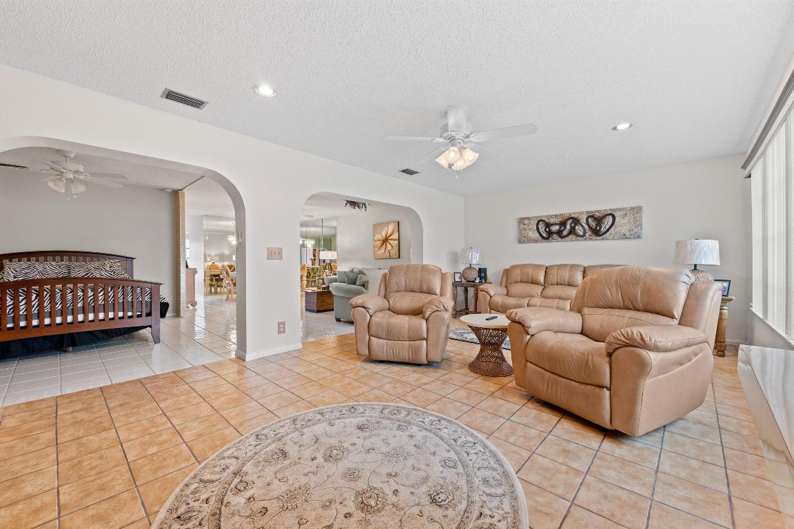 CRESTHAVEN TOWNHOMES SEC 4 CONDO - Residential